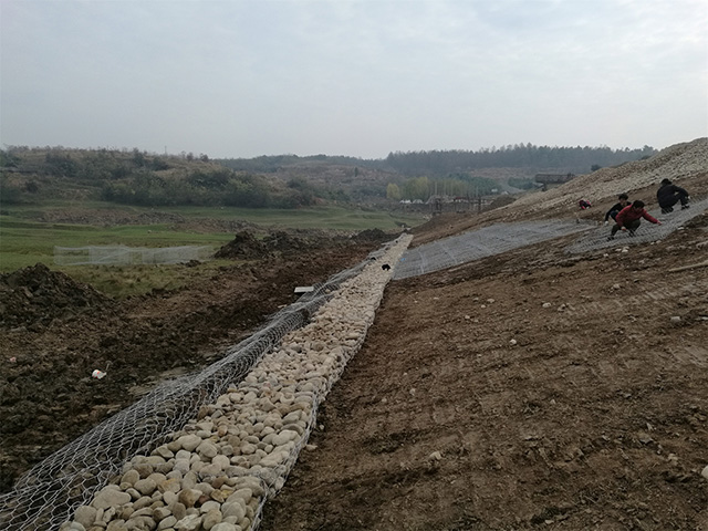 湖南小山建設(shè)有限公司,承接水利水電工程,承接河湖疏浚工程,機(jī)械設(shè)備租賃,建材銷售,小山建設(shè)